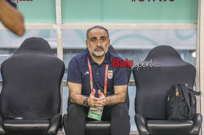 Pelatih timnas U-17 Iran, Hossein Abdi, sedang memantau para pemainnya bertanding di Stadion Gelora Bung Tomo, Surabaya, Jawa Timur, Selasa (21/11/2023) malam.