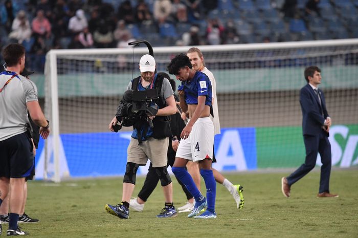 Tangisan pemain belakang Timnas U-17 Amerika Serikat, Finn Jeltsch usai kalah dari Jerman pada babak 16 besar Piala Dunia U-17 2023 di Stadion Si Jalak Harupat, Bandung, Selasa (21/11/2023)