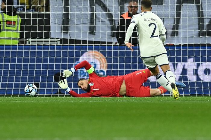 Aksi kiper Timnas Italia, Gianluigi Donnarumma, dalam laga melawan Ukraina di Kualifikasi EURO 2024, Senin (20/11/2023) di Leverkusen.