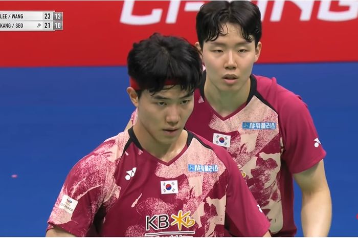 Ganda putra terbaik Korea Selatan sekaligus Juara Dunia 2023, Kang Min-hyuk/Seo Seung-jae, saat berlaga pada babak 32 besar China Masters 2023 di Shenzhen Bay Gymnasium, Shenzhen, China, Rabu (22/11/2023)