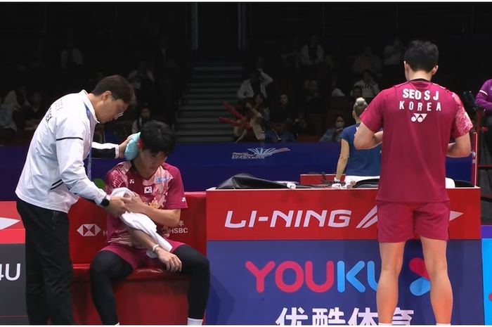 Ganda putra Korea Selatan, Kang Min-hyuk/Seo Seung-jae saat diberi instruksi pelatih dalam laga babak 32 besar China Masters 2023, di Shenzhen Bay Gymnasium, Shenzhen, China, Rabu (22/11/2023).