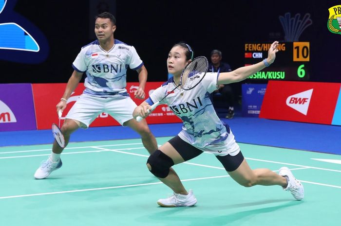 Ganda campuran Indonesia, Rehan Naufal Kusharjanto/Lisa Ayu Kusumawati, saat tampil pada babak pertama China Masters 2023 yang dihelat di Shengzhen Bay Gymnasium, Shengzhen, China, 21 November 2023.