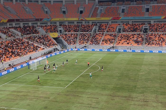 Suasana pertandingan Prancis vs Senegal di babak 16 besar Piala Dunia U-17 2023, Rabu (22/11/2023) di JIS, Jakarta.