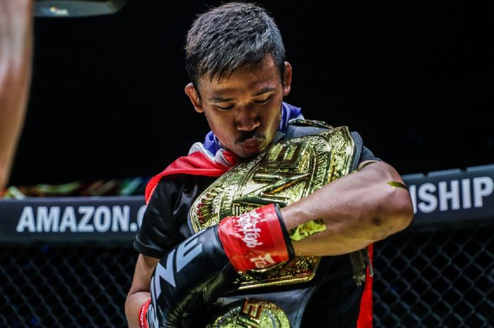 Juara kelas terbang kickboxing ONE Championship, Superlek Kiatmoo9. 