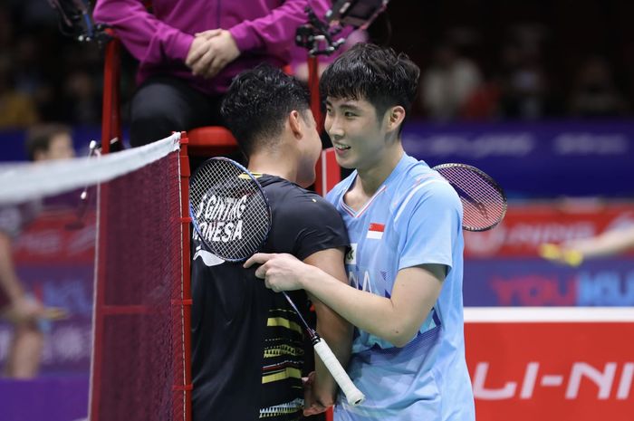 Pebulu tangkis tunggal putra Indonesia, Anthony Sinisuka Ginting, (jersey hitam) bersalaman dengan Loh Kean Yew (Singapura) setelah babak pertama China Masters 2023 di Shenzhen Bay, China, Rabu (22/11/2023).