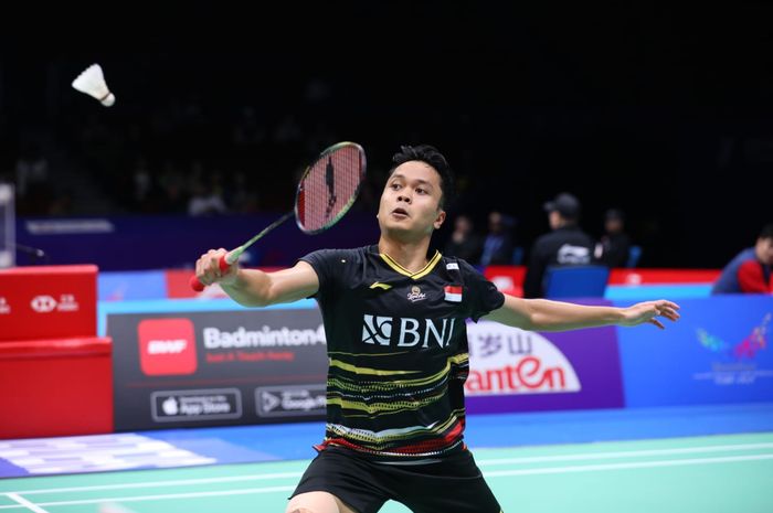 Pebulu tangkis tunggal putra Indonesia, Anthony Sinisuka Ginting, pada babak pertama China Masters 2023 di Shenzhen Bay, China, Rabu (22/11/2023).