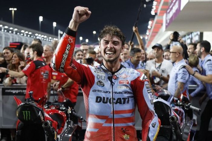 Pembalap Gresini, Fabio Di Giannantonio, melakukan selebrasi setelah memenangi balapan MotoGP Qatar 2023 di Sirkuit Lusail, Minggu (19/11/2023).