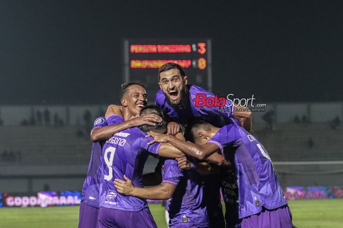 Javlon Guseynov (kanan) dan Mohcine Hassan Nader (kiri) sedang merayalan gol dengan rekan-rekannya dalam laga pekan ke-20 Liga 1 2023 antara Persita Tangerang versus RANS Nusantara FC di Stadion Indomilk, Tangerang, Banten, Kamis (23/11/2023).