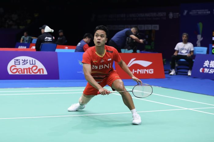 Pebulu tangkis tunggal putra Indonesia, Anthony Sinisuka Ginting, pada babak kedua China Masters 2023 di Shenzhen Bay Gymnasium,  China, Kamis (23/11/2023).