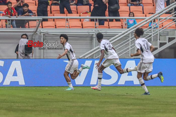 Paris Brunner (kiri) sedang melakukan selebrasi seusai mencetak gol dalam laga babak delapan besar Piala Dunia U-17 2023 antara timnas U-17 Spanyol versus timnas U-17 Jerman di Jakarta International Stadium (JIS), Jakarta Utara, Jumat (24/11/2023).