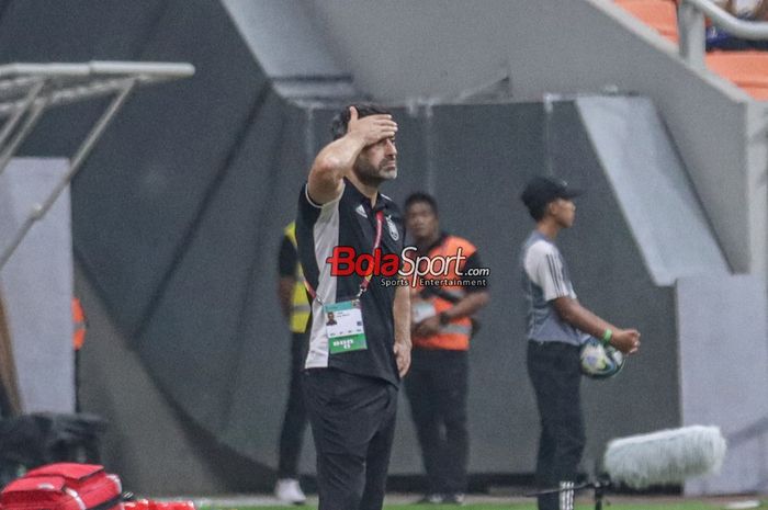 Pelatih timnas U-17 Spanyol, Jose Maria Lana, sedang memantau para pemainnya bertanding di Jakarta International Stadium (JIS), Jakarta Utara, Jumat (24/11/2023).