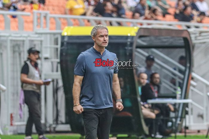 Pelatih timnas U-17 Jerman, Christian Wueck, sedang memantau para pemainnya bertanding di Jakarta International Stadium (JIS), Jakarta Utara, Jumat (24/11/2023).