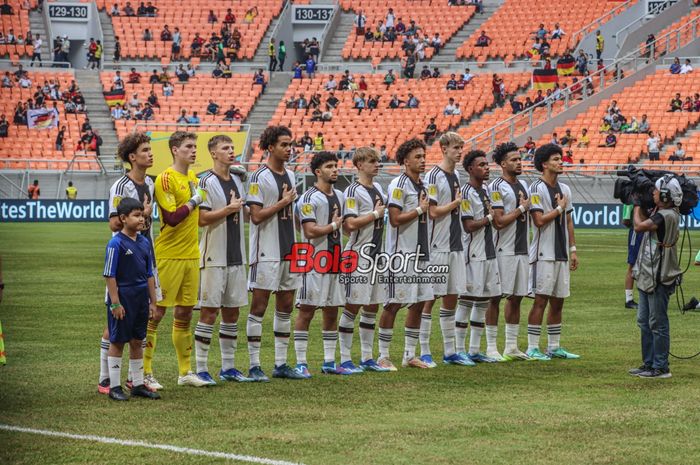 Skuat timnas U-17 Jerman (skuad timnas U-17 Jerman) sedang berfoto bersama di Jakarta International Stadium (JIS), Jakarta Utara, Jumat (24/11/2023).