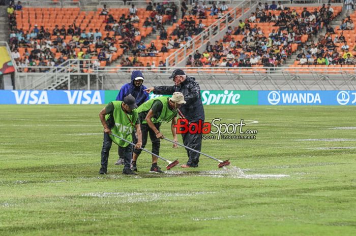 Jelang laga babak delapan besar Piala Dunia U-17 2023 antara timnas U-17 Brasil versus timnas U-17 Argentina tampak tergenang seusai hujan deras di Jakarta International Stadium (JIS), Jakarta Utara, Jumat (24/11/2023).