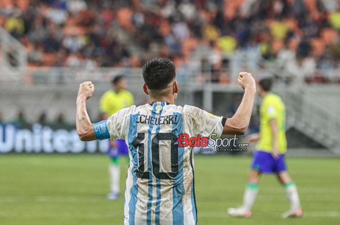 Claudio Echeverri sedang melakukan selebrasi seusai mencetak gol dalam laga babak delapan besar Piala Dunia U-17 2023 antara timnas U-17 Brasil versus timnas U-17 Argentina di Jakarta International Stadium (JIS), Jakarta Utara, Jumat (24/11/2023).