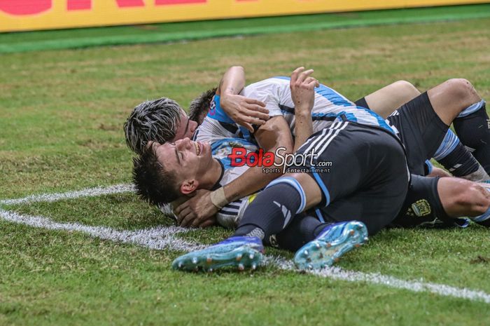 Claudio Echeverri sedang melakukan selebrasi seusai mencetak gol dalam laga babak delapan besar Piala Dunia U-17 2023 antara timnas U-17 Brasil versus timnas U-17 Argentina di Jakarta International Stadium (JIS), Jakarta Utara, Jumat (24/11/2023).