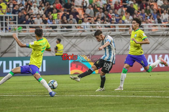 Claudio Echeverri (tengah) sedang melakukan selebrasi seusai menendang bola saat bertanding dalam laga babak delapan besar Piala Dunia U-17 2023 antara timnas U-17 Brasil versus timnas U-17 Argentina di Jakarta International Stadium (JIS), Jakarta Utara, Jumat (24/11/2023).