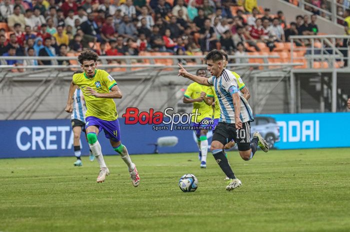 Claudio Echeverri (kanan) sedang menguasai bola saat bertanding dalam laga babak delapan besar Piala Dunia U-17 2023 antara timnas U-17 Brasil versus timnas U-17 Argentina di Jakarta International Stadium (JIS), Jakarta Utara, Jumat (24/11/2023).