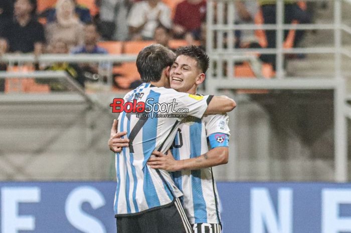 Claudio Echeverri (kanan) mendapatkan apresiasi dari rekannya seusai ia mencetak gol dalam laga babak delapan besar Piala Dunia U-17 2023 antara timnas U-17 Brasil versus timnas U-17 Argentina di Jakarta International Stadium (JIS), Jakarta Utara, Jumat (24/11/2023).