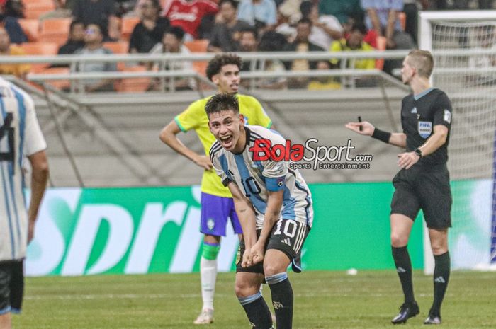 Claudio Echeverri sedang melakukan selebrasi seusai mencetak gol dalam laga babak delapan besar Piala Dunia U-17 2023 antara timnas U-17 Brasil versus timnas U-17 Argentina di Jakarta International Stadium (JIS), Jakarta Utara, Jumat (24/11/2023).