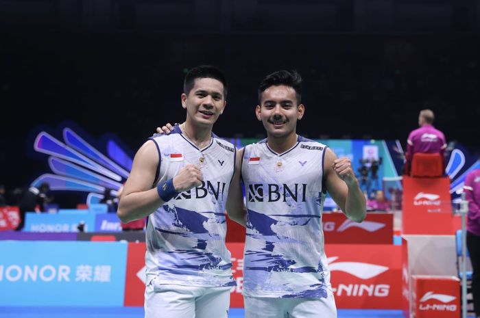 Ganda putra Indonesia, Yeremia Erich Yoche Yacob Rambitan dan Pramudya Kusumawardana, berpose setelah kemenangan mereka pada babak kedua China Masters 2023 di Shenzhen Bay Gymnasium, Shenzhen, China, 23 November 2023.