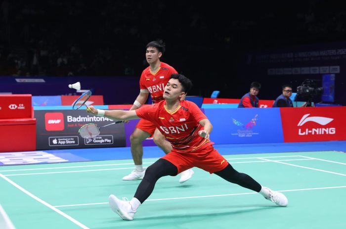 Ganda putra Indonesia, Daniel Marthin dan Leo Rolly Carnando, saat tampil pada pertandingan perempat final China Masters 2023 di Shenzhen Bay Gymnasium, Shenzhen, China, 24 November 2023.