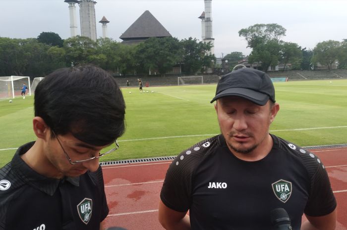 Asisten pelatih timnas U-17 Uzbekistan, Sobirov Usmankhodjaev, di sela sesi latihan di Stadion Sriwedari pada Jumat (24/11/2023).