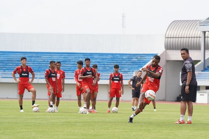 Malut United FC menjalani latihan menjelang menghadapi PSIM Yogyakarta dalam lanjutan Liga 2, Sabtu (25/11/2023) di Stadion Mandala Krida.