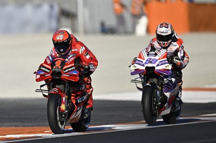 Pembalap Ducati Lenovo, Francesco Bagnaia, dibuntuti rivalnya, Jorge Martin dari tim Prima Pramac saat sesi latihan MotoGP Valencia di Sirkuit Ricardo Tormo, Valencia, Spanyol, 24 November 2023.