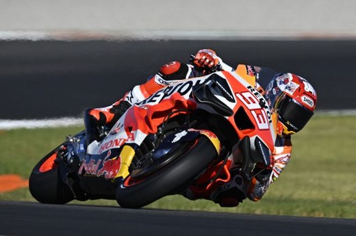 Pembalap Repsol Honda, Marc Marquez, pada sesi latihan bebas pertama MotoGP Valencia 2023 di Sirkuit Ricardo Tormo, Spanyol, Jumat (24/11/2023).