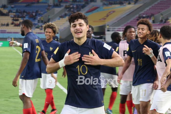 Bouneb Ismail sedang melakukan selebrasi seusai mencetak gol dalam laga babak delapan besar Piala Dunia U-17 2023 antara timnas U-17 Prancis versus timnas U-17 Uzbekistan di Stadion Manahan Solo, Sabtu(25/11/2023).