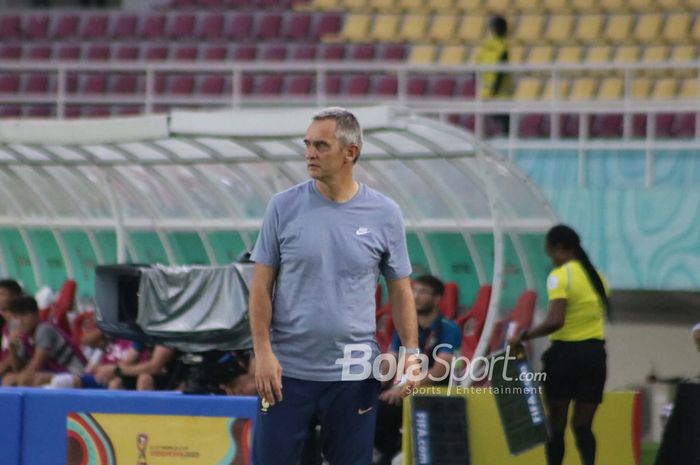 Pelatih Prancis, Jean-Luc Vannuchi, saat menghadapi Uzbekistan pada babak pertama 8 besar Piala Dunia U-17 2023 di Stadion Manahan, Surakarta, Sabtu&nbsp;(25/11/2023).