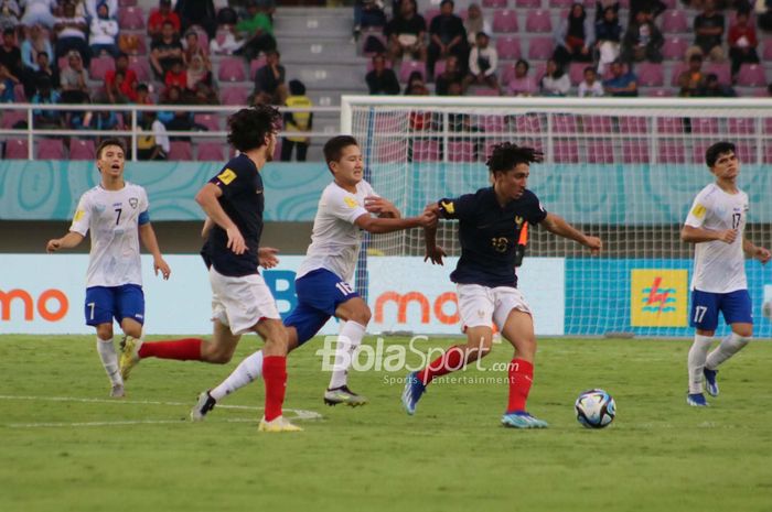 Aksi pemain Timnas U-17 Prancis, saat menghadapi perlawanan Uzbekistan pada babak pertama 8 besar Piala Dunia U-17 2023 di Stadion Manahan, Surakarta, Sabtu (25/11/2023).