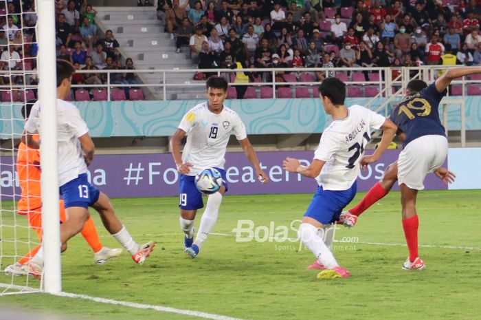 Momen saat Joan Tincres nyaris mencetak gol untuk timnas U-17 Prancis saat terjadi kemelut di depan gawang Uzbekistan pada babak kedua 8 besar Piala Dunia U-17 2023 di Stadion Manahan, Surakarta, Sabtu&nbsp;(25/11/2023).