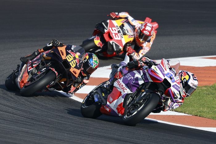 Pembalap Prima Pramac, Jorge Martin, memimpin lomba diikuti Brad Binder (Red Bull KTM) dan Marc Marquez (Repsol Honda) saat sprint MotoGP Valencia di Sirkuit Ricardo Tormo, Valencia, 25 November 2023.