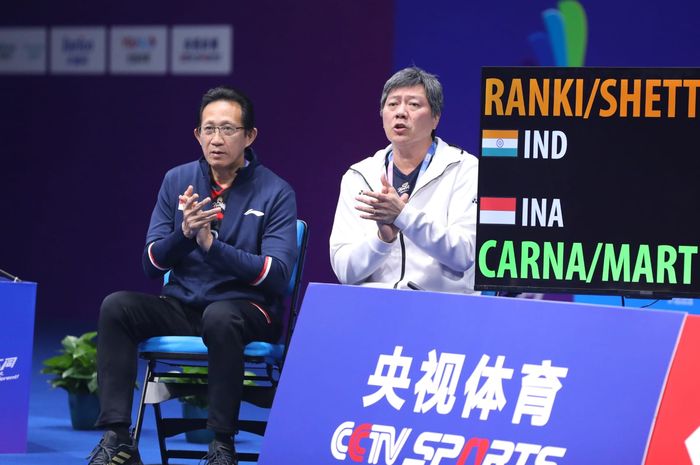 Dari kiri ke kanan, Thomas Indratjaja (asisten pelatih tunggal putra pelatnas Indonesia) dan Aryono Miranat (pelatih kepala ganda putra pelatnas Indonesia) mendampingi Leo/Daniel pada perempat final China Masters 2023 di Shenzhen Bay Gymnasium, Jumat (24/11/2023).