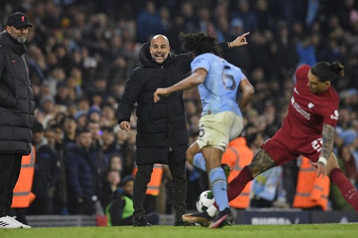 Pep Guardiola (tengah) bereaksi dalam pertandingan Man City melawan Liverpool bersama Juergen Klopp (kiri) di Etihad Stadium (22/12/2022). Man City gagal pecah rekor kemenangan kandang berusia 131 tahun, Pep nikmati permainan Liverpool.