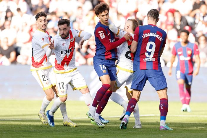 Joao Felix dan Robert Lewandowski dalam momen perebutan bola saat Barcelona bertamu ke markas Rayo Vallecano pada lanjutan Liga Spanyol (25/11/2023).