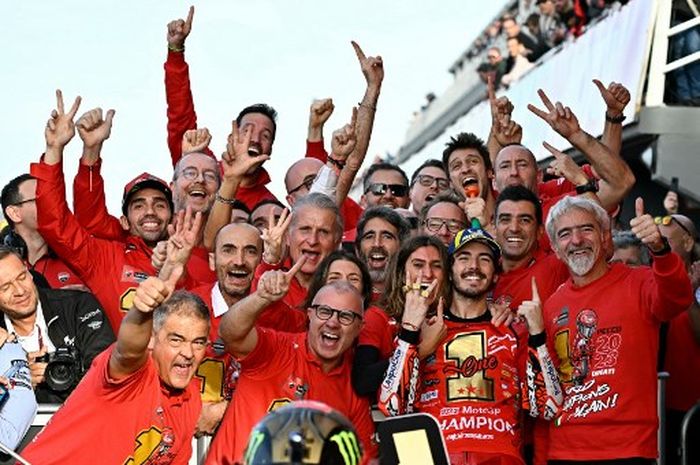 Pembalap Ducati, Francesco Bagnaia, merayakan kemenangan menjadi Juara Dunia MotoGP 2023 bersama tim seusai balapan MotoGP Valencia 2023 di Sirkuit Ricardo Tormo, Valencia, Spanyol, Minggu (26/11/2023).