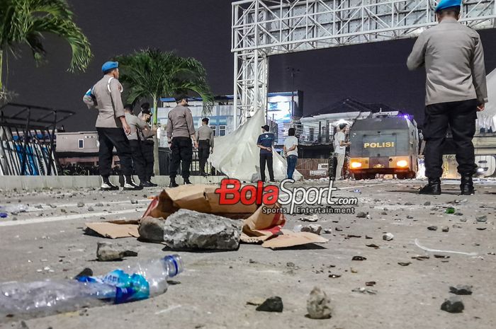 Kericuhan kembali terjadi di laga Dewa United vs Persib Bandung di Stadion Indomilk Arena, Tangerang, Banten, Minggu (26/11/2023). Bojan Hodak singgung kekurangan sepak bola Tanah Air.