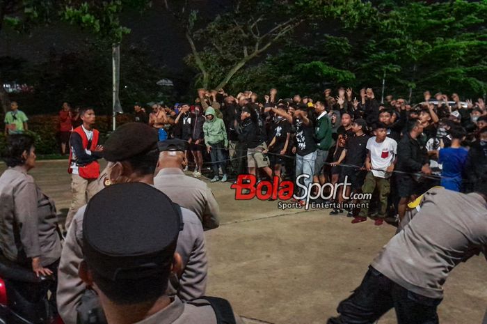 Oknum suporter Persib Bandung diadang pihak Kepolisian di area luar Stadion Indomilk Arena, Tangerang, Banten, Minggu (26/11/2023).