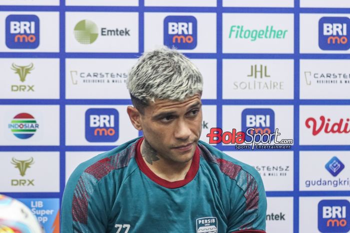 Pemain Persib Bandung, Ciro Alves, saat hadir dalam sesi jumpa pers di Stadion Indomilk Arena, Tangerang, Banten, Minggu (26/11/2023).