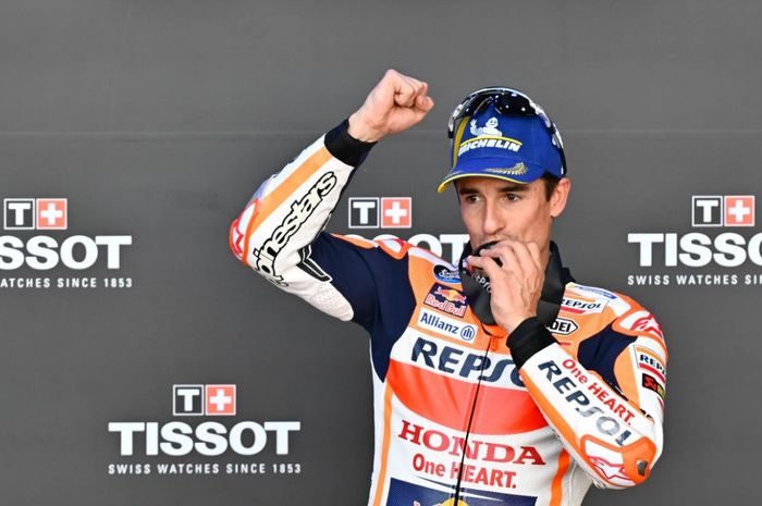 Marc Marquez terlihat terharu saat meraih podium tiga pada sesi sprint MotoGP Valencia 2023, di Sirkuit Ricardo Tormo, Spanyol, Sabtu (25/11/2023)