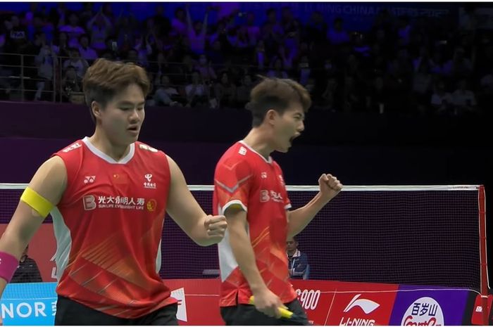 Pasangan ganda putra nomor satu dunia asal China, Liang Wei Keng (kanan)/Wang Chang, pada final China Masters 2023 di Shenzhen Bay Gymnasium, Shenzhen, China, Minggu (26/11/2023).