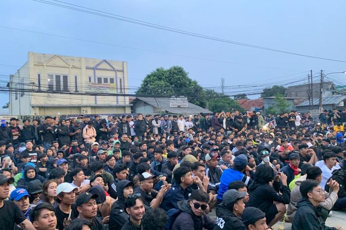 Suporter Persib Bandung memaksa hadir ke Indomilk Arena, Tangerang, yang merupakan veneu laga kontra Dewa United pada pekan ke-20 Liga 1 2023/2024, Minggu (26/11/2023).