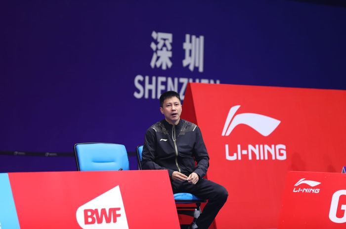 Pelatih kepala tunggal putri nasional Indonesia, Indra Wijaya, mendampingi Gregoria Mariska pada China Masters 2023 di Shenzhen Bay Gymnasium, China.