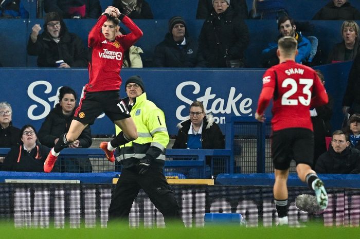 Winger Man United, Alejandro Garnacho, melakukan selebrasil 'siu' ala Cristiano Ronaldo setelah bobol gawang Everton pada duel Liga Inggris di Goodison Park (26/11/2023).