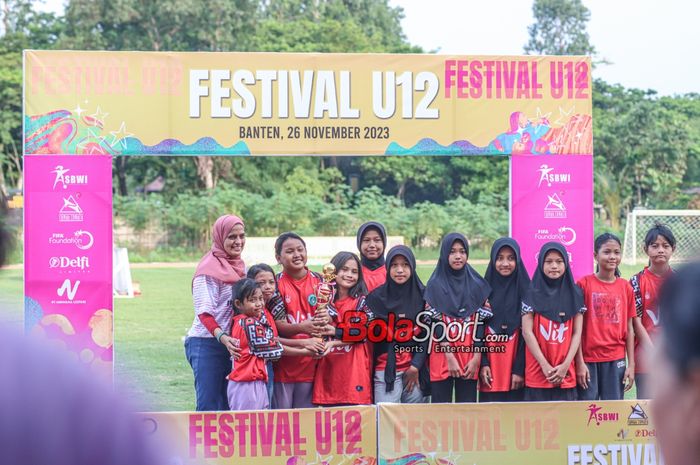 ASBWI (Asosiasi Sepak Bola Wanita Indonesia) dan Rumah Cemara menggelar festival sepak bola putri u-12 di Lapangan Tri Matra Kodiklat TNI Serpong, Tangerang, Banten, Minggu (27/11/2023).