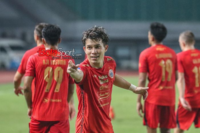 Ryo Matsumura (tengah) sedang melakukan selebrasi seusai mencetak gol Rizky Ridho (kanan) sedang memeluk Ryo Matsumura (kiri) yang melakukan selebrasi seusai mencetak gol dalam laga pekan ke-20 Liga 1 2023 antara Persija Jakarta versus Bhayangkara FC di Stadion Patriot Candrabhaga, Bekasi, Jawa Bara