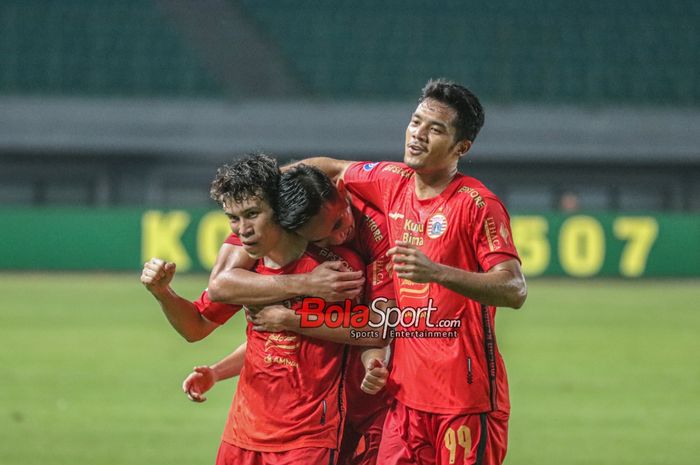 Rizky Ridho (tengah) dan Aji Kusuma (kanan) sedang memeluk Ryo Matsumura (kiri) yang melakukan selebrasi seusai mencetak gol dalam laga pekan ke-20 Liga 1 2023 antara Persija Jakarta versus Bhayangkara FC di Stadion Patriot Candrabhaga, Bekasi, Jawa Barat, Senin (27/11/2023) malam.